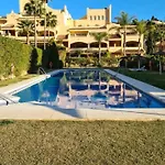 Family In With Pool Apartman