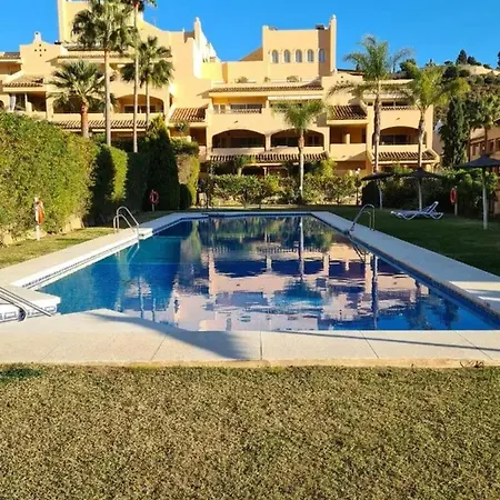 Family In With Pool Daire