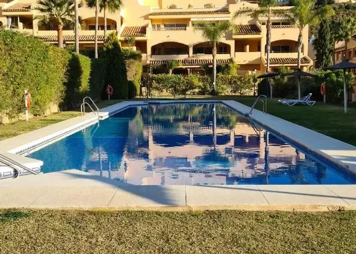 Family In With Pool شقة