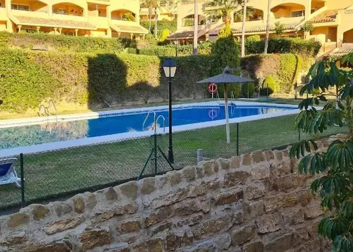Family In With Pool Apartment